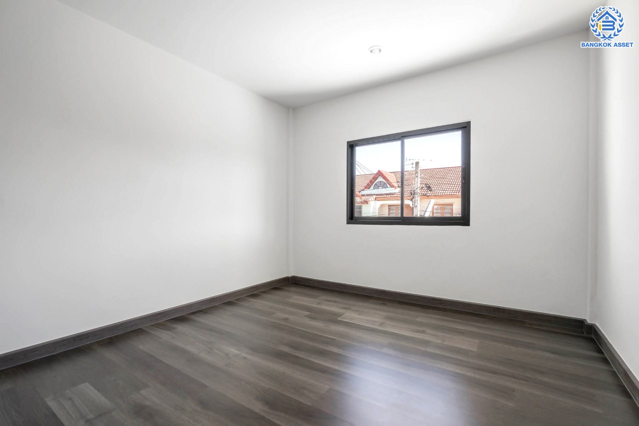 บ้านมือสองตกแต่งใหม่ หน้าโครงการติดรถไฟฟ้า "สถานีไทรม้า"!! ม.ซื่อตรง พระนั่งเกล้า-ท่าอิฐ ทาวน์เฮ้าส์หลังใหญ่ เนื้อที่ 26 ตร.ว. ฟังก์ชัน 3 ห้องนอน 2 ห้องน้ำ 1 ที่จอดรถ ทำเลใกล้ เซ็นทรัลรัตนาธิเบศร์ และทางด่วน "งามวงศ์วาน"